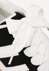 Renee - Czarne Sneakersy Ozdobione Motywem Pasków Flortewi. Okazja: na co dzień. Zapięcie: pasek. Kolor: czarny. Materiał: jeans. Wzór: aplikacja. Sezon: wiosna, lato. Obcas: na płaskiej podeszwie #6