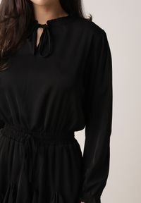 Born2be - Czarna Rozkloszowana Sukienka z Wiskozą Zdobiona Falbanami i Wiązaniem Lerienatia. Okazja: na co dzień. Kolor: czarny. Materiał: wiskoza. Wzór: aplikacja. Styl: casual, klasyczny, elegancki #6