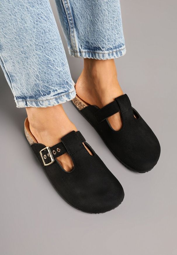 Born2be - Czarne Klapki Typu Chodaki z Wycięciami i Klamrami Orriza. Okazja: na co dzień, na spacer. Kolor: czarny. Materiał: jeans. Wzór: aplikacja. Sezon: lato. Styl: casual
