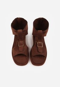 Born2be - Brązowe Sandały w Stylu Botków z Ozdobną Klamrą Theaneasi. Okazja: na co dzień. Zapięcie: klamry. Kolor: brązowy. Materiał: jeans. Styl: casual, elegancki, klasyczny #3