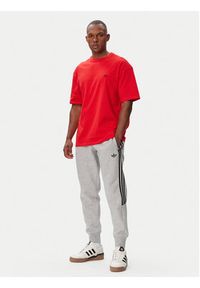 Adidas - adidas T-Shirt Trefoil Essentials HZ1003 Czerwony Loose Fit. Kolor: czerwony. Materiał: bawełna #4
