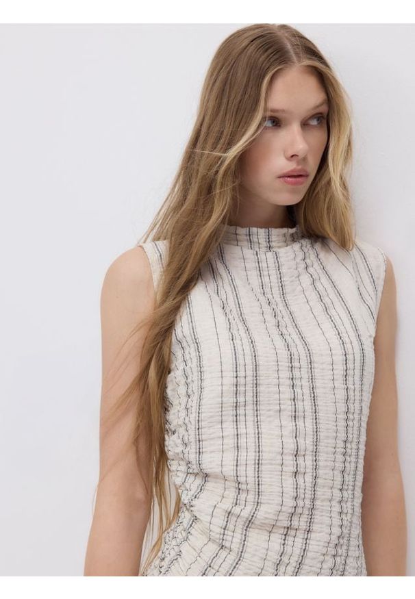 Reserved - Asymetryczny top z wiskozą - beżowy. Kolor: beżowy. Materiał: wiskoza