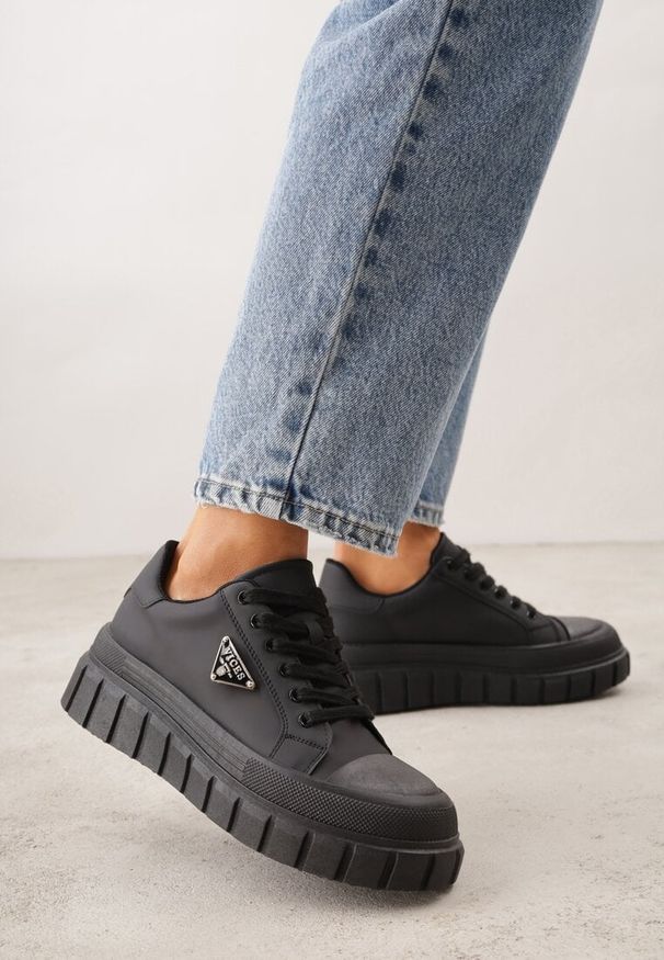 Renee - Czarne Sneakersy VICES na Tłoczonej Podeszwie w Stylu Chunky Myninis. Okazja: na co dzień. Kolor: czarny. Materiał: skóra, koronka. Obcas: na platformie