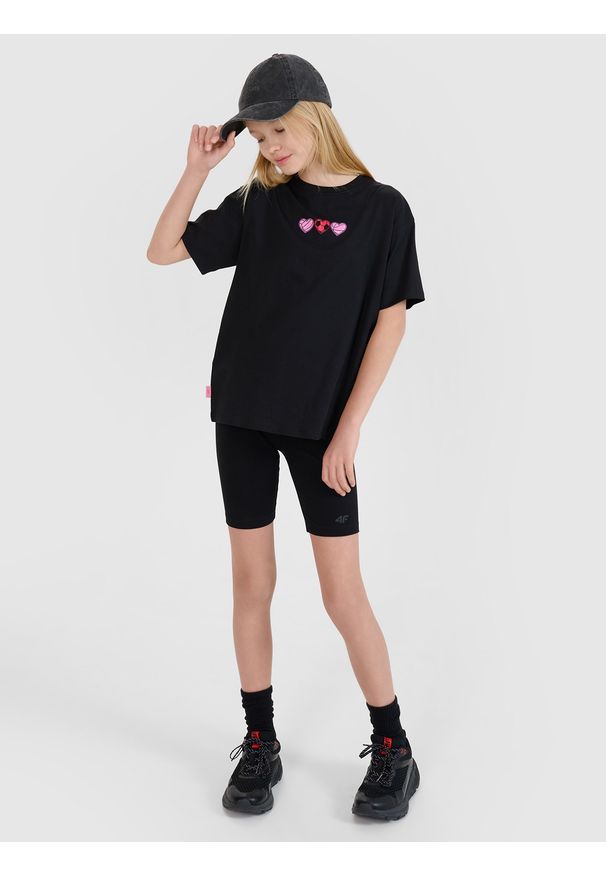 4f - 4F T-shirt oversize gładki dziewczęcy - czarny 128 (7-8 lat). Okazja: na co dzień. Kolor: czarny. Materiał: jersey, bawełna, dzianina. Długość rękawa: krótki rękaw. Długość: krótkie. Wzór: gładki. Sezon: lato. Styl: sportowy, klasyczny, casual
