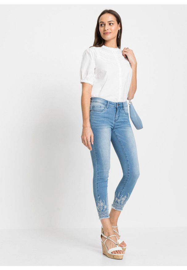 bonprix - Dżinsy o kroju skinny, mid waist. Kolor: niebieski. Wzór: haft