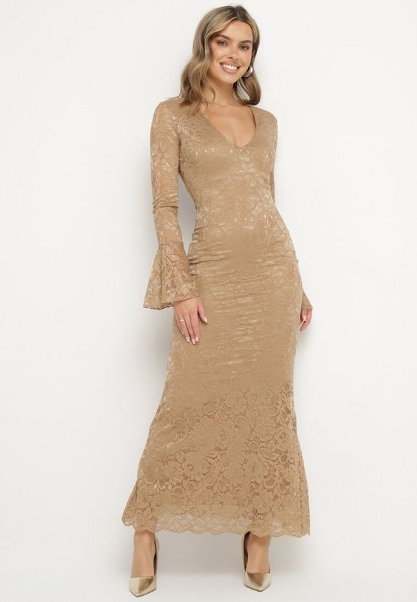 Born2be - Beżowa Koronkowa Sukienka o Dopasowanym Kroju z Szerokim Dołem Annadira. Kolor: beżowy. Materiał: koronka. Typ sukienki: proste