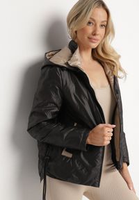 Born2be - Czarna Kurtka Pikowana z Odpinanym Kapturem i Ściągaczami po Bokach Nusarianis. Okazja: na spacer, na co dzień. Kolor: czarny. Materiał: jeans. Długość rękawa: długi rękaw. Długość: długie. Styl: casual, elegancki #7