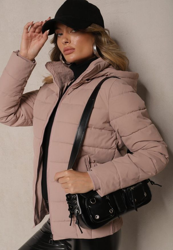 Renee - Jasnoróżowa Kurtka z Pikowanymi Przeszyciami z Odpinanym Kapturem i Ściągaczem w Talii Sintavia. Okazja: na co dzień. Kolor: różowy. Materiał: jeans, tkanina. Sezon: zima. Styl: casual