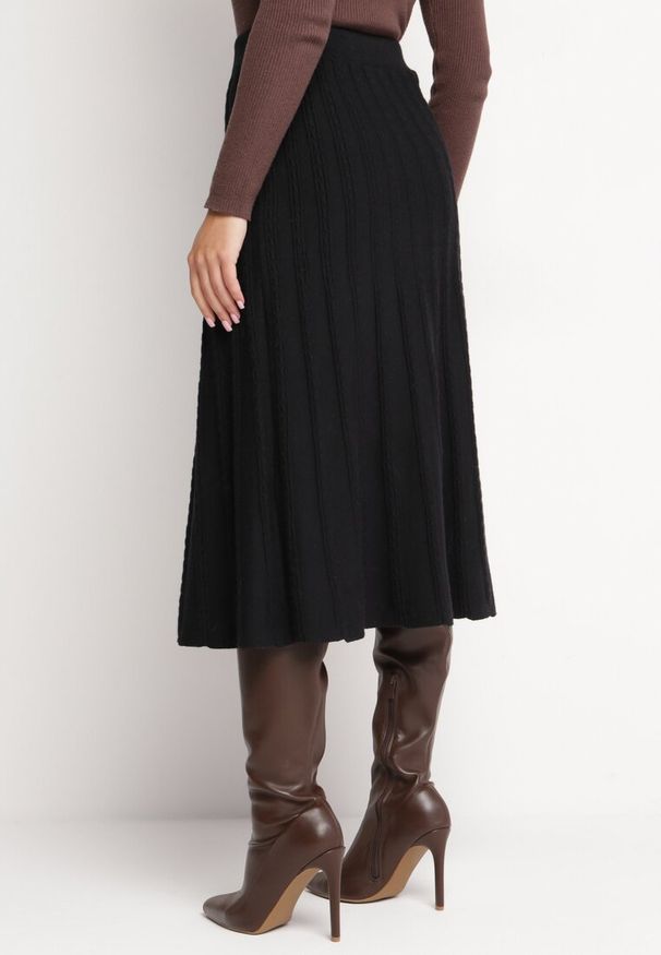 Born2be - Czarna Trapezowa Spódnica Midi Osea. Kolor: czarny. Materiał: tkanina, dzianina