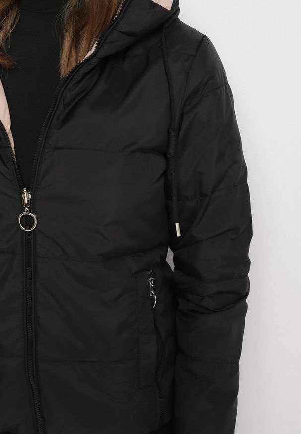 Born2be - Ciemnobeżowa Dwustronna Kurtka Pikowana Ozdobiona Sznurkami Mivvena. Okazja: na co dzień. Kolor: beżowy. Materiał: jeans. Długość rękawa: długi rękaw. Długość: długie. Wzór: aplikacja. Styl: casual