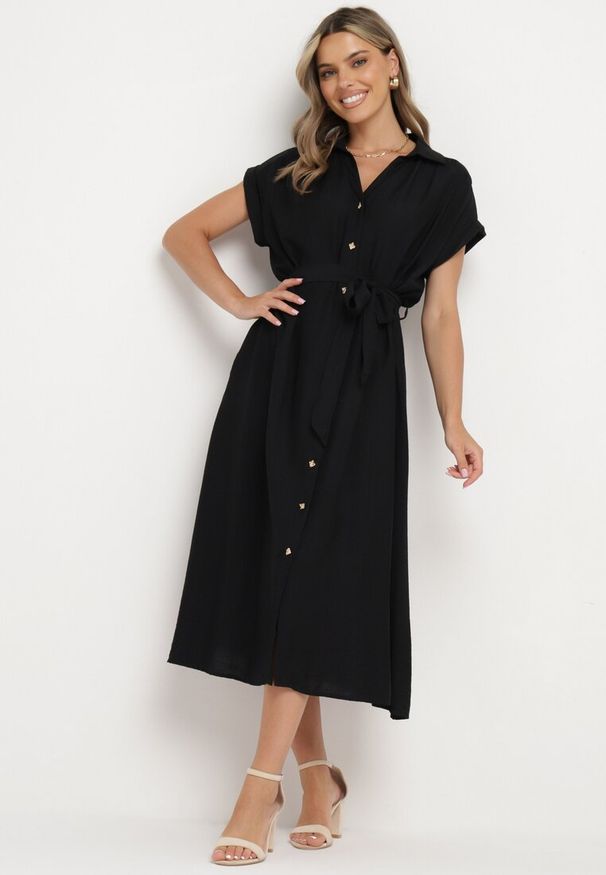 Born2be - Czarna Koszulowa Sukienka na Guziki z Materiałowym Paskiem w Talii Qisofia. Okazja: na co dzień, na imprezę. Typ kołnierza: dekolt w kształcie V. Kolor: czarny. Materiał: materiał. Typ sukienki: koszulowe. Styl: klasyczny, casual, elegancki