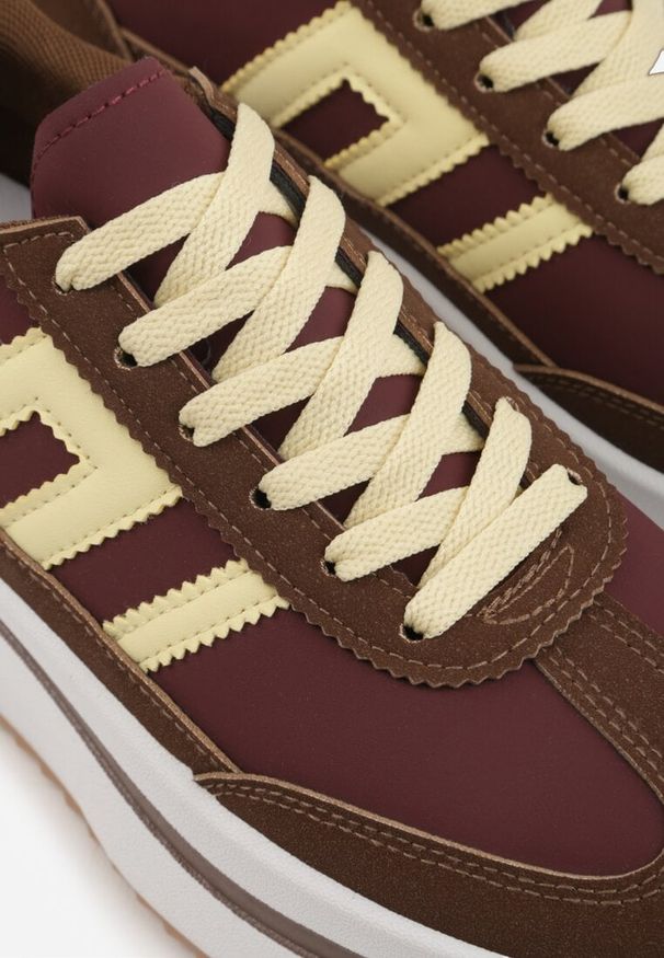 Renee - Brązowe Sneakersy na Platformie z Geometrycznym Motywem Hippiopis. Okazja: na co dzień. Kolor: brązowy. Materiał: jeans. Wzór: geometria. Obcas: na platformie