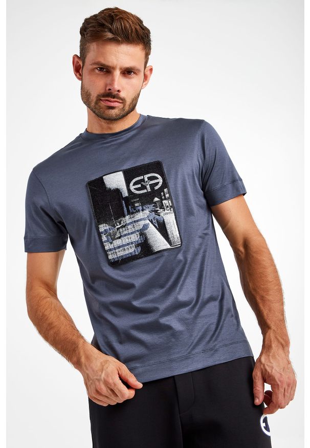 Emporio Armani - T-SHIRT EMPORIO ARMANI. Długość rękawa: krótki rękaw. Długość: krótkie. Wzór: aplikacja