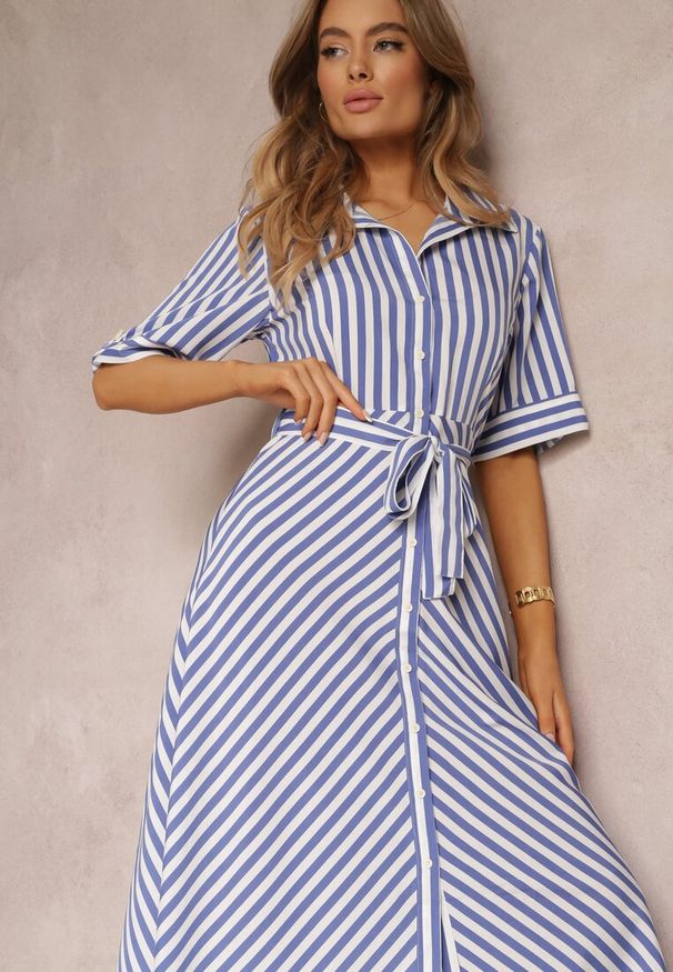 Renee - Niebieska Sukienka z Wiskozy w Paski o Koszulowym Fasonie z Wiązanym Paskiem Kimari. Kolor: niebieski. Materiał: wiskoza. Długość rękawa: krótki rękaw. Wzór: paski. Sezon: wiosna, lato. Typ sukienki: koszulowe. Długość: maxi