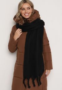Born2be - Czarny Szalik Wykończony Frędzlami Nomilia. Kolor: czarny. Materiał: wełna. Styl: klasyczny, elegancki #1