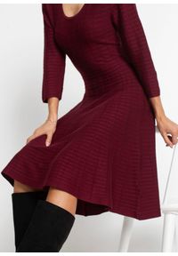 bonprix - Sukienka dzianinowa z lejącej mieszanki wiskozy. Kolor: czerwony. Materiał: dzianina, wiskoza. Wzór: paski #2