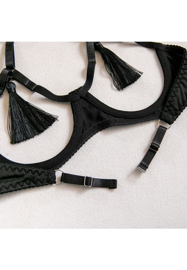 Intica - Komplet bielizny z wycięciami i regulowanymi paskami Puica. Kolor: czarny. Materiał: materiał. Wzór: paski