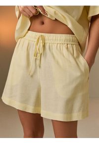 Sinsay - Szorty z domieszką lnu - żółty. Kolor: żółty. Materiał: len #1