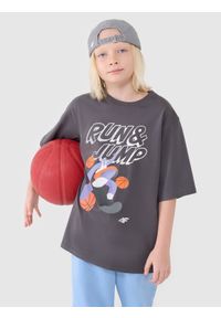 4f - 4F T-shirt oversize z nadrukiem chłopięcy - szary 146 (10-11 lat). Okazja: na co dzień. Kolor: szary. Materiał: dzianina, bawełna, jersey. Długość rękawa: krótki rękaw. Długość: krótkie. Wzór: nadruk. Sezon: lato. Styl: klasyczny, sportowy, casual