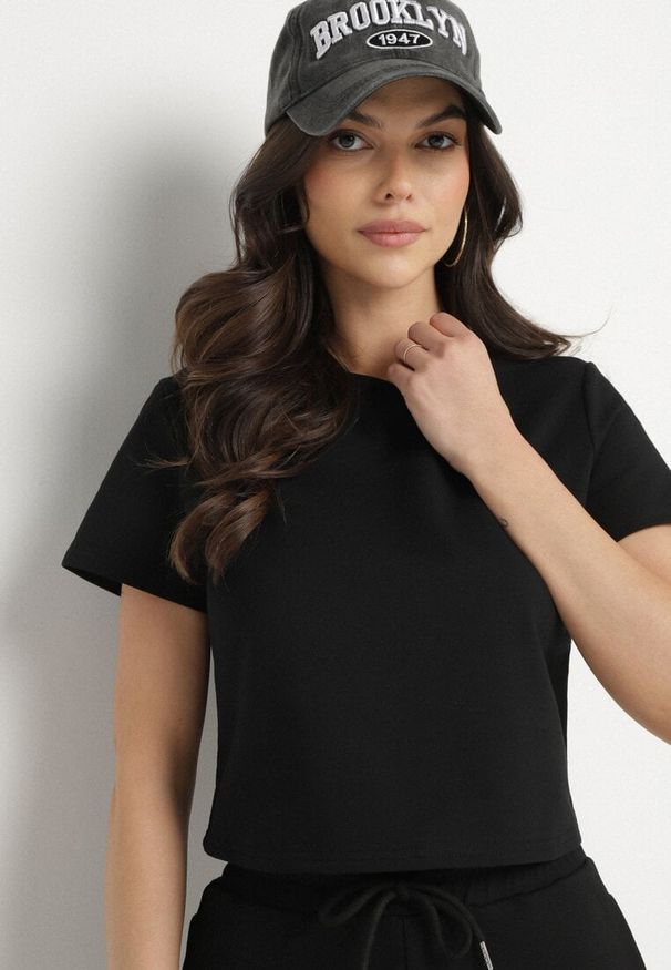 Born2be - Czarny T-shirt z Bawełny o Krótkim Kroju Galarina. Okazja: na co dzień. Kolor: czarny. Materiał: bawełna. Długość: krótkie. Styl: casual, elegancki, klasyczny