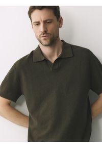 Reserved - Koszulka polo z lnem - oliwkowy. Typ kołnierza: polo. Kolor: oliwkowy. Materiał: len #1