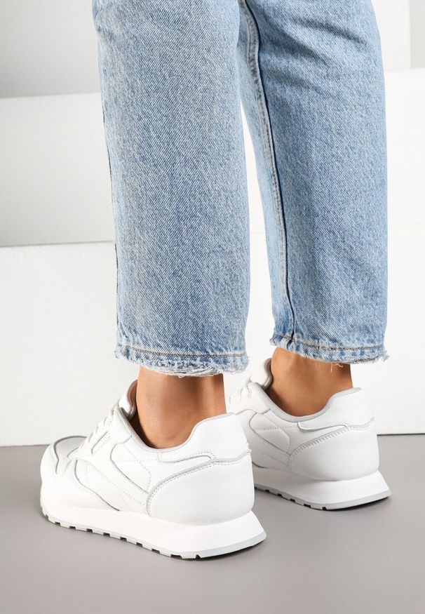 Renee - Białe Skórzane Sneakersy w Casualowym Stylu Tirivon. Okazja: na co dzień, na spacer. Kolor: biały. Materiał: skóra. Szerokość cholewki: normalna. Sport: turystyka piesza
