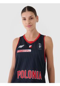 4f - 4F Koszulka meczowa replika wyjazdowa z sezonu 2024/25 damska 4F x Polonia Warszawa - multikolor XL. Typ kołnierza: dekolt w serek. Kolor: wielokolorowy. Materiał: dzianina, włókno, materiał, syntetyk. Wzór: gradientowy, nadruk, ze splotem, gładki, geometria. Sport: koszykówka, fitness