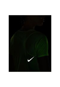 Koszulka damska do biegania Nike Dri-FIT Race DD5927. Materiał: materiał, poliester, skóra, tkanina. Długość rękawa: krótki rękaw. Technologia: Dri-Fit (Nike). Długość: krótkie. Sport: bieganie, fitness #4