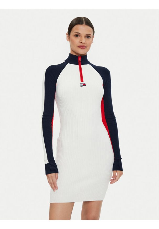 Tommy Jeans Sukienka dzianinowa Colorblock Rib Sweater Dress DW0DW18701 Biały Slim Fit. Kolor: biały. Materiał: syntetyk