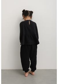 Marsala - MINI spodnie typu jogger w kolorze TOTALLY BLACK - ANDY-104-110 (4-5). Kolor: czarny. Materiał: bawełna. Wzór: aplikacja. Sezon: lato