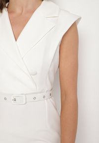 Born2be - Biała Dopasowana Sukienka Ozdobiona Paskiem z Klamrą Nandelli. Okazja: na spotkanie biznesowe. Typ kołnierza: dekolt w kształcie V. Kolor: biały. Wzór: aplikacja. Typ sukienki: dopasowane. Styl: biznesowy #3