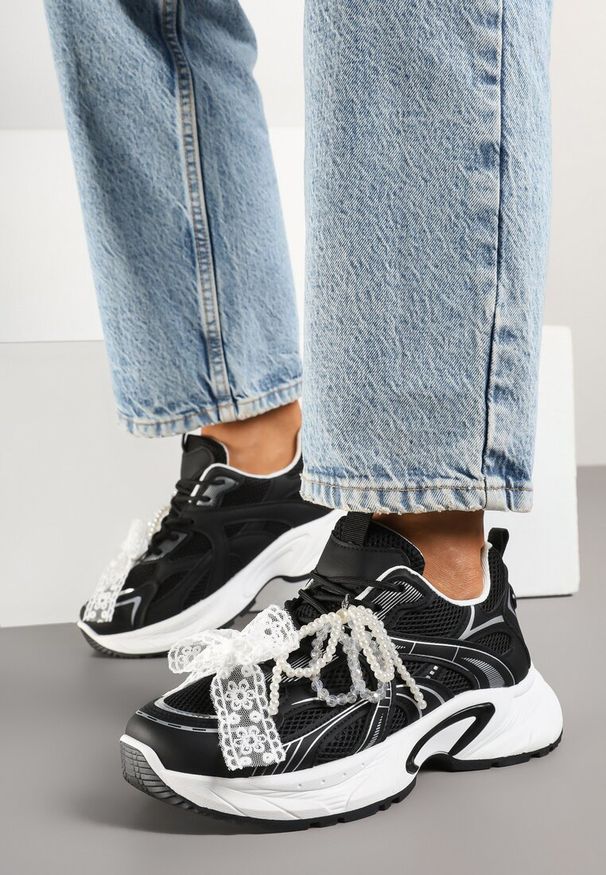 Renee - Czarne Sneakersy z Koralikami Kokardą i Geometrycznym Wzorem Sarivela. Kolor: czarny. Materiał: jeans. Wzór: geometria
