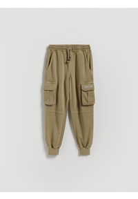 Reserved - Joggery cargo z efektem sprania - zielony. Kolor: zielony. Materiał: dzianina, bawełna