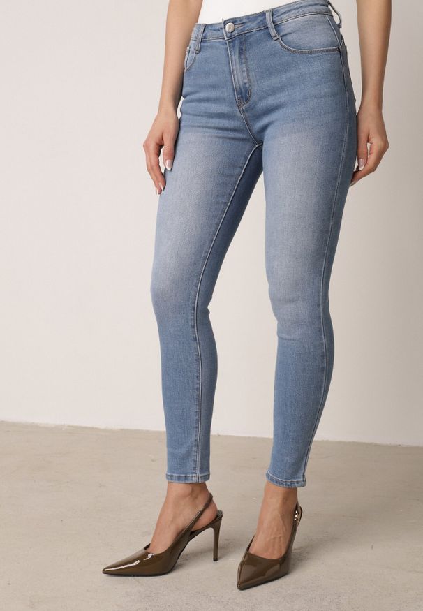 Born2be - Niebieskie Dopasowane Jeansy z Bawełną z Efektem Push-Up Eriflare. Okazja: na spacer, na co dzień. Kolor: niebieski. Styl: casual, klasyczny