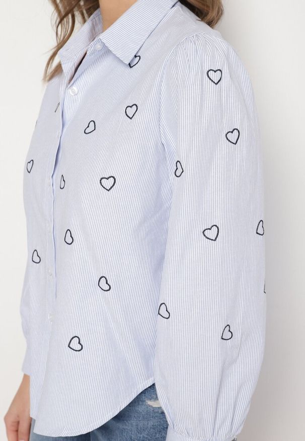 Born2be - Niebiesko-Czarna Bawełniana Koszula z Ozdobnym Haftem Doviene. Okazja: na co dzień. Kolor: niebieski. Materiał: bawełna. Długość rękawa: długi rękaw. Długość: długie. Wzór: haft. Styl: elegancki, klasyczny, casual