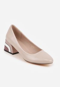 Born2be - Ciemnobeżowe Czółenka VICES na Niskim Słupku z Geometrycznym Zdobieniem Olivesa. Okazja: na co dzień, na ślub cywilny, na wesele, do pracy, na spotkanie biznesowe. Nosek buta: okrągły. Kolor: beżowy. Wzór: geometria, aplikacja. Obcas: na słupku. Styl: klasyczny, casual, biznesowy, elegancki. Wysokość obcasa: średni #4