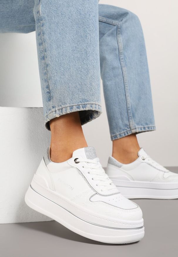 Born2be - Biało-Srebrne Sneakersy na Grubej Podeszwie z Napisem i Brokatem Odivena. Okazja: na co dzień. Kolor: biały. Materiał: jeans. Wzór: napisy