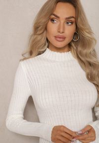 Renee - Jasnobeżowy Prążkowany Sweter z Półgolfem Kikisha. Okazja: na co dzień. Typ kołnierza: dekolt w łódkę. Kolor: beżowy. Materiał: prążkowany. Długość rękawa: długi rękaw. Długość: długie. Styl: klasyczny, elegancki, casual #5