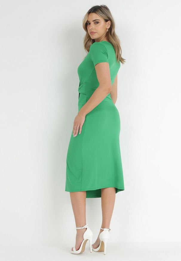 Born2be - Zielona Sukienka Midi z Kopertowym Dekoltem i Węzłem z Przodu Lephine. Kolor: zielony. Długość rękawa: krótki rękaw. Typ sukienki: kopertowe. Długość: midi