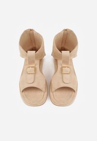 Renee - Beżowe Sandały Typu Botki Ozdobione Metaliczną Klamrą z Przodu Adrasaia. Zapięcie: klamry. Kolor: beżowy. Wzór: aplikacja. Sezon: lato #9