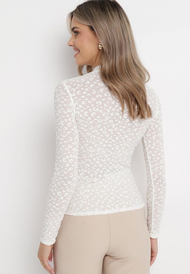 Born2be - Jasnobeżowa Elastyczna Bluzka w Cętki z Półgolfem Konisse. Kolor: beżowy. Długość rękawa: długi rękaw. Długość: długie