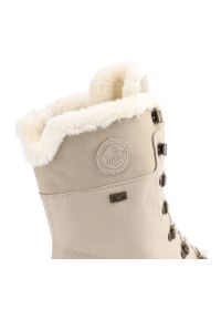 Botki damskie Rieker, cholewka z gładkiej skóry naturalnej z wysoką cholewką i sznurowaniem oraz miękkim obszyciem przy krawędzi gruba podeszwa z wyr. Wysokość cholewki: przed kolano. Kolor: beżowy. Materiał: futro, syntetyk, skóra ekologiczna. Szerokość cholewki: normalna. Wzór: gładki. Obcas: na platformie #7