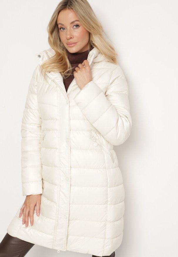 Born2be - Jasnobeżowa Kurtka Pikowana o Długim Kroju z Kapturem i Dwustronnym Suwakiem Sanasira. Okazja: na co dzień. Typ kołnierza: kaptur. Kolor: beżowy. Materiał: jeans, polar. Długość: długie. Styl: casual