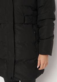 Born2be - Czarna Kurtka z Odpinanym Kapturem i Futerkiem z Paskiem Raidens. Okazja: na co dzień. Kolor: czarny. Materiał: futro. Długość: długie. Styl: casual, elegancki, wizytowy #5