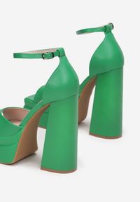 Renee - Zielone Sandały Cassie. Zapięcie: pasek. Kolor: zielony. Materiał: materiał. Wzór: jednolity. Obcas: na obcasie. Wysokość obcasa: średni #3