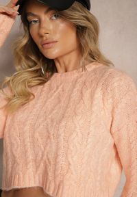 Renee - Jasnoróżowy Sweter o Krótkim Kroju z Ozdobnym Splotem Artoria. Okazja: do pracy, na co dzień. Kolor: różowy. Materiał: jeans. Długość: krótkie. Wzór: ze splotem. Styl: klasyczny, casual