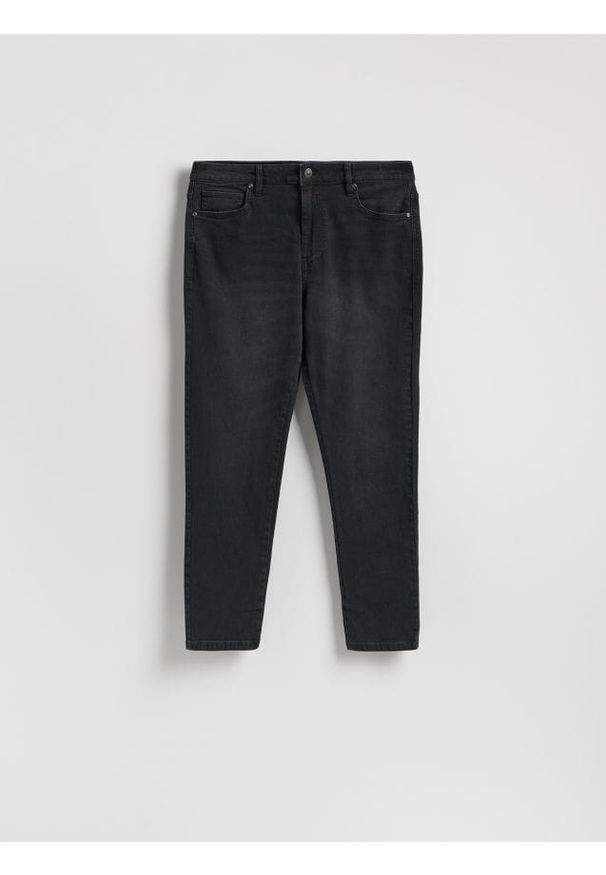 Reserved - Jeansy carrot slim z efektem sprania - czarny. Kolor: czarny