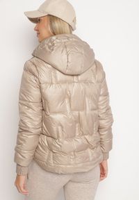 Born2be - Ciemnobeżowa Pikowana Kurtka z Odpinanym Kapturem Wydłużonym Tyłem i Ściągaczami Zinonia. Okazja: na co dzień. Kolor: beżowy. Materiał: wełna, skóra, jeans. Sezon: zima, jesień. Styl: casual, elegancki #4
