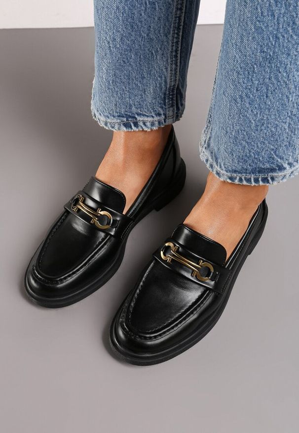 Born2be - Czarne Płaskie Mokasyny z Metalową Klamrą Evelithia. Okazja: na co dzień. Zapięcie: klamry. Kolor: czarny. Materiał: jeans. Obcas: na obcasie. Styl: elegancki, klasyczny, casual. Wysokość obcasa: niski
