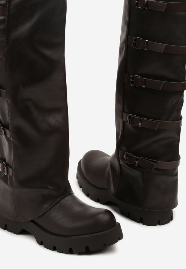 Renee - Brązowe Kozaki Bikery z Ozdobnymi Aplikacjami Latevesa. Okazja: na co dzień. Zapięcie: zamek. Kolor: brązowy. Materiał: jeans. Wzór: aplikacja. Obcas: na słupku. Styl: casual, klasyczny